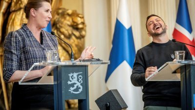 周三在芬兰赫尔辛基总统府举行的北欧—乌克兰峰会期间，丹麦首相弗雷德里克森和乌克兰总统泽连斯基在新闻发布会上大笑。（图取自Ritzau Scanpix/路透社）

