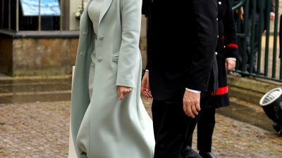 乌克兰第一夫人泽连斯卡本月6日在总理什梅加尔陪同下，到伦敦出席英国国王查尔斯三世的加冕典礼。（图取自路透社）
