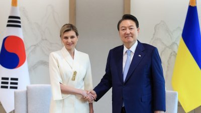 韩国总统尹锡悦周二在总统办公室，会晤乌克兰第一副人泽连斯卡。（图取自总统办公室/路透社）