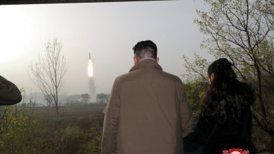朝鲜官媒5月16日发布照片，最高领导人金正恩在4月时携带女儿金主爱在一个公开地点观看“火星-18”洲际弹道导弹的试射。（图取自朝中社/路透社）