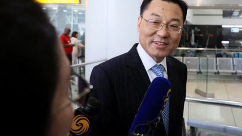 中国新任驻美大使谢峰5月23日抵达纽约肯尼迪机场时向媒体讲话。（图取自路透社）