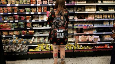 在英国伦敦一家商店里，一名女子看著货架上的食品。（图取自路透社档案照）