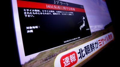 朝鲜周三早上发射“人造卫星”（日方认为是弹道导弹），日本当局一度对冲绳发布警报，约34分钟后解除警报。（图取自路透社）
