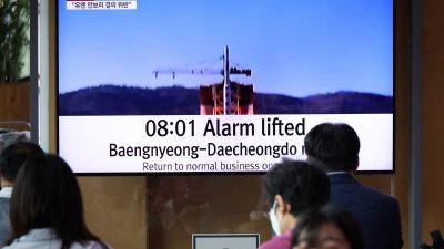 在韩国首尔，电视新闻播放著防空预警解除的通知。（图取自路透社）
