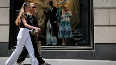 在美国纽约第5大道，购物者5月30日经过Bergdorf Goodman商店。（图取自路透社档案照）