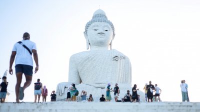 游客参观泰国普吉岛的大佛雕像。（图取自路透社）
