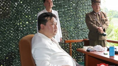 朝鲜官媒本月13日发布照片，最高领导人金正恩前一天在一个未公开地点观看新型洲际弹道导弹“火星-18”的试射。（朝中社/路透社）