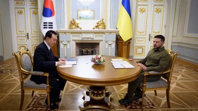 韩国总统尹锡悦7月15日访问基辅，与乌克兰总统泽连斯基会谈。尹锡悦承诺，将扩大对乌克兰的人道及非致命武器军援。（图取自乌克兰总统新闻处/路透社）
