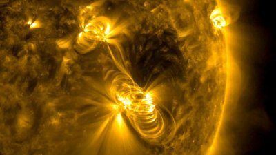 2017年7月14日，中型 (M2) 太阳耀斑和日冕物质抛射 (CME) 从太阳的同一大活跃区域爆发。耀斑持续近两个小时，时间相当长。在这个活动区域上空产生电弧的线圈是沿著磁场线螺旋旋转的粒子，这些粒子在磁场被爆炸破坏后会自我重组。（图取自NASA/GSFC/太阳动力学天文台/路透社档案照）