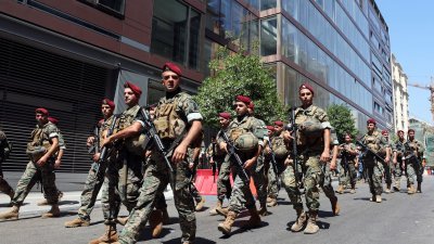 7月21日在瑞典驻贝鲁特大使馆附近，黎巴嫩军队士兵在周围巡逻。（图取自路透社）