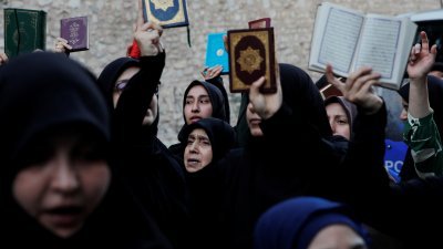 在瑞典驻伊斯坦布尔总领馆外，一群妇女周日手持《可兰经》示威。（图取自路透社）
