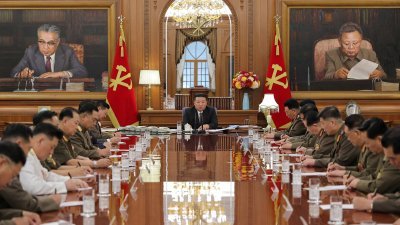 朝鲜劳动党第8届中央军事委员会第7次扩大会议周三在中央党部大楼举行，国务委员会委员长金正恩主持会议。（图取自朝中社/路透社）
