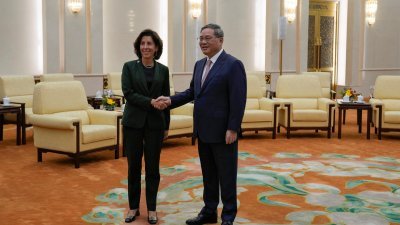中国国务院总理李强8月29日在北京人民大会堂，会晤到访的美国国防部长雷蒙多。（图取自路透社）
