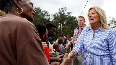 美国第一夫人吉尔（右）上周六曾陪同总统丈夫拜登，到佛罗里达州利夫奥克视察飓风“伊达利亚”的灾后情况并慰问灾民。（图取自路透社）