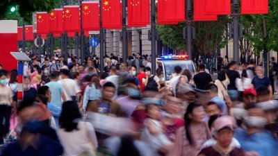 人们沿著上海主要购物区南京路步行街行走。（图取自路透社档案照）
