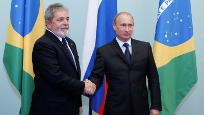 2015年5月14日，巴西总统卢拉（左）访问莫斯科时，与俄罗斯总统普京握手。（图取自路透社档案照）