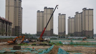 8月18日，中国开发商碧桂园在天津的住宅建筑工地施工中。（图取自路透社档案照）