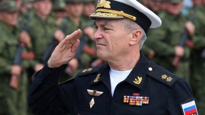 2022年9月27日在克里米亚塞瓦斯托波尔，俄罗斯黑海舰队司令索科洛夫上将在为部分动员期间征召的预备役军人举行的送行仪式上敬礼。（图取自路透社档案照）