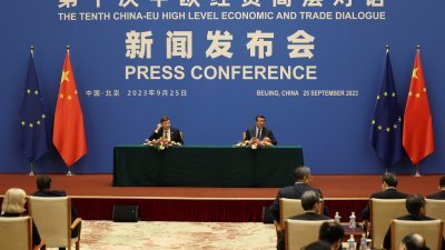 欧洲委员会常务副主席东布罗夫斯基斯与中国国务院副总理何立峰于周一，在钓鱼台国宾馆出席联合记者会。（图取自路透社）