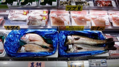 日本福岛县相马市Hamanoeki鱼市场和美食广场上，售卖当地捕获的海鲜。（图取自路透社档案照）