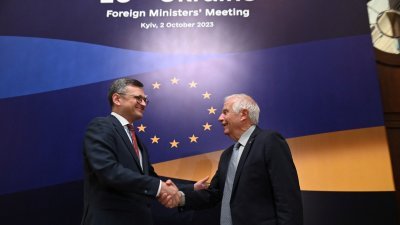 乌克兰外长库列巴（左）与欧盟外交与安全政策高级代表博雷利于周一，在基辅举行的欧盟-乌克兰外长会议前握手。（图取自乌克兰外交部新闻服务/路透社）
