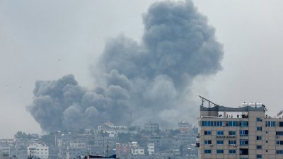 以军在周一继续空袭加沙地带，打击目标遭袭击后冒出浓烟。（图取自路透社）