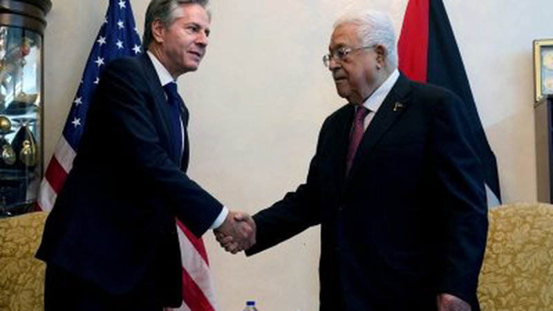 巴勒斯坦自治政府主席阿巴斯（右）上周五在约旦首都阿曼，与到访的美国国务卿布林肯会面时握手。（图取自路透社）