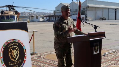 2022年9月12日，美国中央司令部司令库里拉将军于在约旦阿曼马尔卡空军基地举行的新闻发布会上讲话。（图取自路透社档案照）
