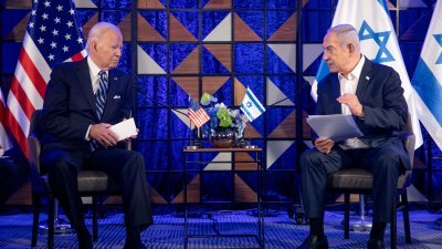 美国总统拜登在10月18日飞往特拉维夫会晤以色列总理内塔尼亚胡，展现美国对这个中东盟国的强力支持。（图取自路透社档案照）