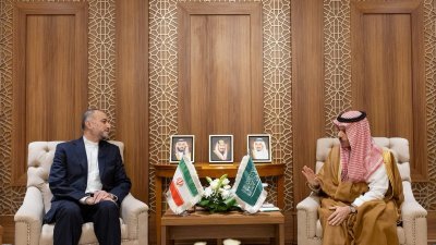 沙地外长费萨尔亲王周三在吉达举行的伊斯兰合作组织（OIC）会议期间，会见了伊朗外长阿卜杜拉希扬，双方讨论了当前加沙及周边地区军事升级。（图取自沙地阿拉伯通讯社/路透社）