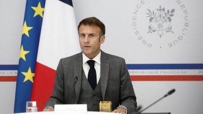 法国总统马克龙上周五在爱丽舍宫，与法国人质的家属举行视讯会议。（图取自路透社）