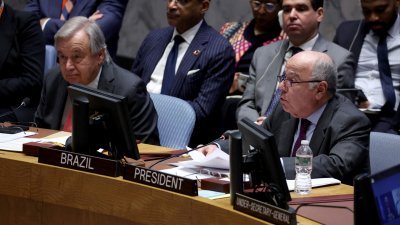 联合国秘书长古特雷斯（左）当地时间周二，在联合国纽约总部出席安理会关于以色列与哈马斯之间冲突的会议。（图取自路透社）