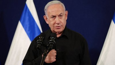 以色列总理内塔尼亚胡被认为是推卸责任的贴文引发批评声浪后，有关贴文已被删除，他并罕见地道歉。图为内塔尼亚胡上周六在特拉维夫的的基里亚军事基地举行新闻发布会。（图取自路透社）