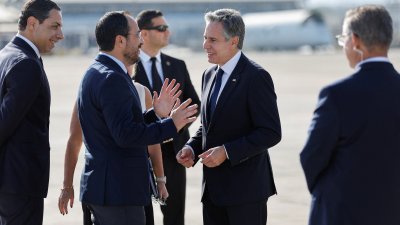 美国国务卿布林肯周日在塞浦路斯拉纳卡国际机场的停机坪，与塞浦路斯总统赫里斯托杜利德斯交谈。（图取自路透社）
