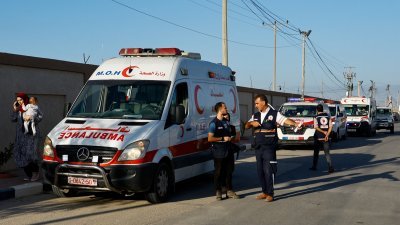 在加沙地带南部拉法一侧，救护车周二正在等待通过口岸，将受伤的巴勒斯坦人送往埃及医院治疗。