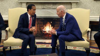 美国总统拜登当地时间周一在白宫椭圆形办公室，会晤到访的印尼总统佐科。（图取自路透社）