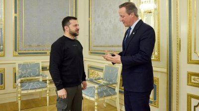 卡梅伦（右）在11月13日出任英国外长，即在3天后出访基辅，并与乌克兰总统泽连斯基会面。（图取自乌克兰总统新闻处/路透社）