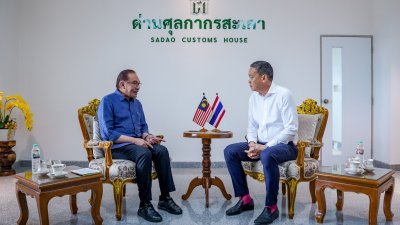泰国首相斯雷塔（右）周一在位于马泰边境泰国一侧的沙道镇，与到访的马来西亚首相安华会谈。（图取自马来西亚首相署/路透社）