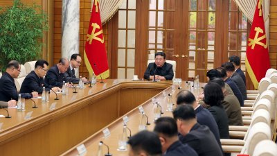 朝鲜官媒上周六（2日）发布的照片显示，最高领导人金正恩出席在平壤举行的朝鲜劳动党第8届中央委员会政治局会议。（图取自朝中社/路透社）