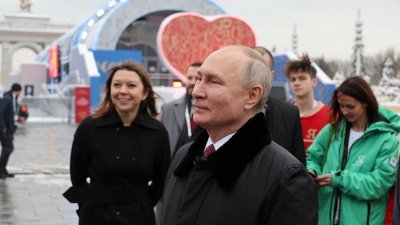 俄罗斯总统普京当地时间周一在莫斯科参观“俄罗斯”论坛和展览，庆祝该国的重大成就。（图取自俄罗斯卫星通讯社/路透社）