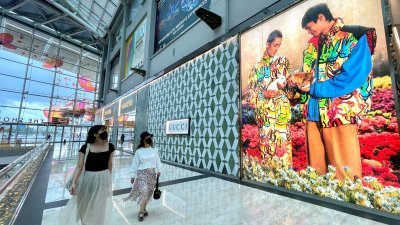 2023年1月19日，游客走过新加坡滨海湾金沙的一家Gucci商店。（图取自路透社档案照）