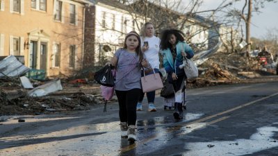 龙卷风周五席卷阿肯色州的首府小石城，摧毁了数百所房屋和建筑物，受影响的居民暂时离开家园。（图取自法新社）