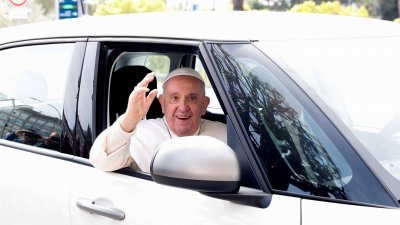 教宗方济各坐车离开医院时，将手伸出车窗挥手致意，看起来精神状况良好。（图取自路透社）