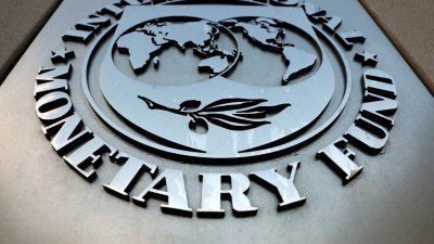 位于美国华盛顿的总部，可见国际货币基金组织（IMF）的标志。（路透社档案照）