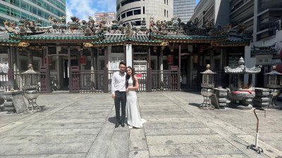 杨梓豪（左）和皮玛达在新加坡注册结婚，并到粤海清庙还愿合照。 （受访者提供）