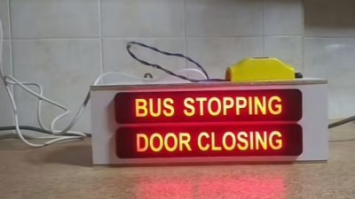 男子将公共巴士按铃改装成自己组屋单位的门铃，门铃响起后屋内的屏幕就会亮起“巴士即将到站”。 （图：TikTok/ehehkaun1）