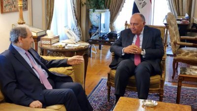 叙利亚外交部长梅克达德（左）周六在埃及开罗的埃及外交部，会见埃及外交部长舒凯里。（图取自埃及外交部/路透社）