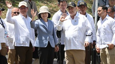 台湾总统蔡英文（前左2）、总统府秘书长林佳龙（前左）等访团一行于当地时间周六（1日）上午与危地马拉总统贾马泰伊（前右2）前往蒂卡尔（Tikal）国家公园参访，并向媒体挥手致意。（图取自中央社）