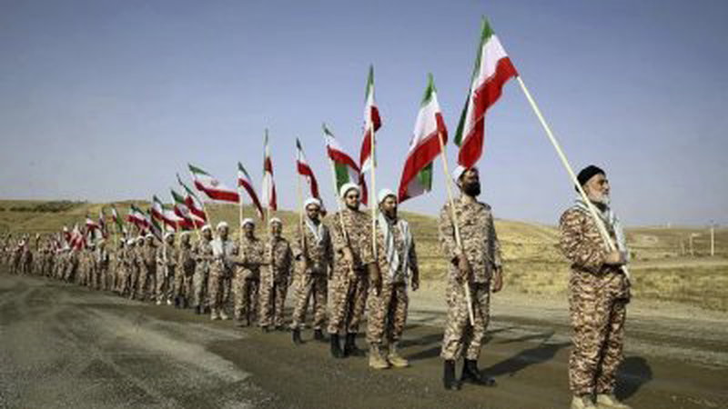 伊朗革命卫队成员正在参加地面部队军事演习。（图取自西亚通讯社/路透社）