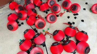 于士乃新村公园的逾百粒装饰红灯笼遭人恶意破坏。